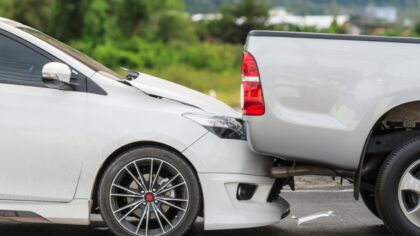 Bez ofiar w zderzeniu pojazdu osobowego i ciągnika rolniczego w Łużnej