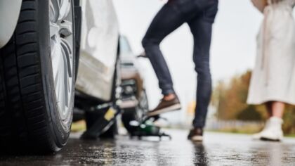 Zderzenie na ulicy Sikorskiego w Gorlicach – 18-latek uderzył w bariery drogowe