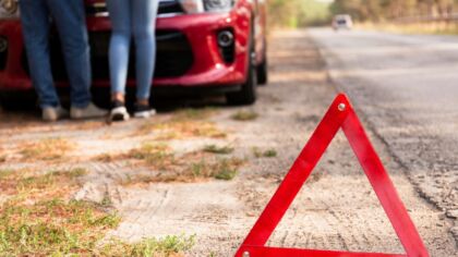 Wypadek drogowy w Gorlicach: kolizja samochodu oraz skutera przy skrzyżowaniu ulic