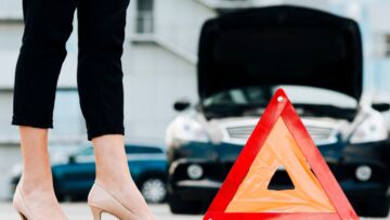 Wypadek samochodowy na ulicy Sikorskiego – pojazd wjechał w barierki