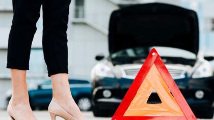 Wypadek samochodowy na ulicy Sikorskiego – pojazd wjechał w barierki